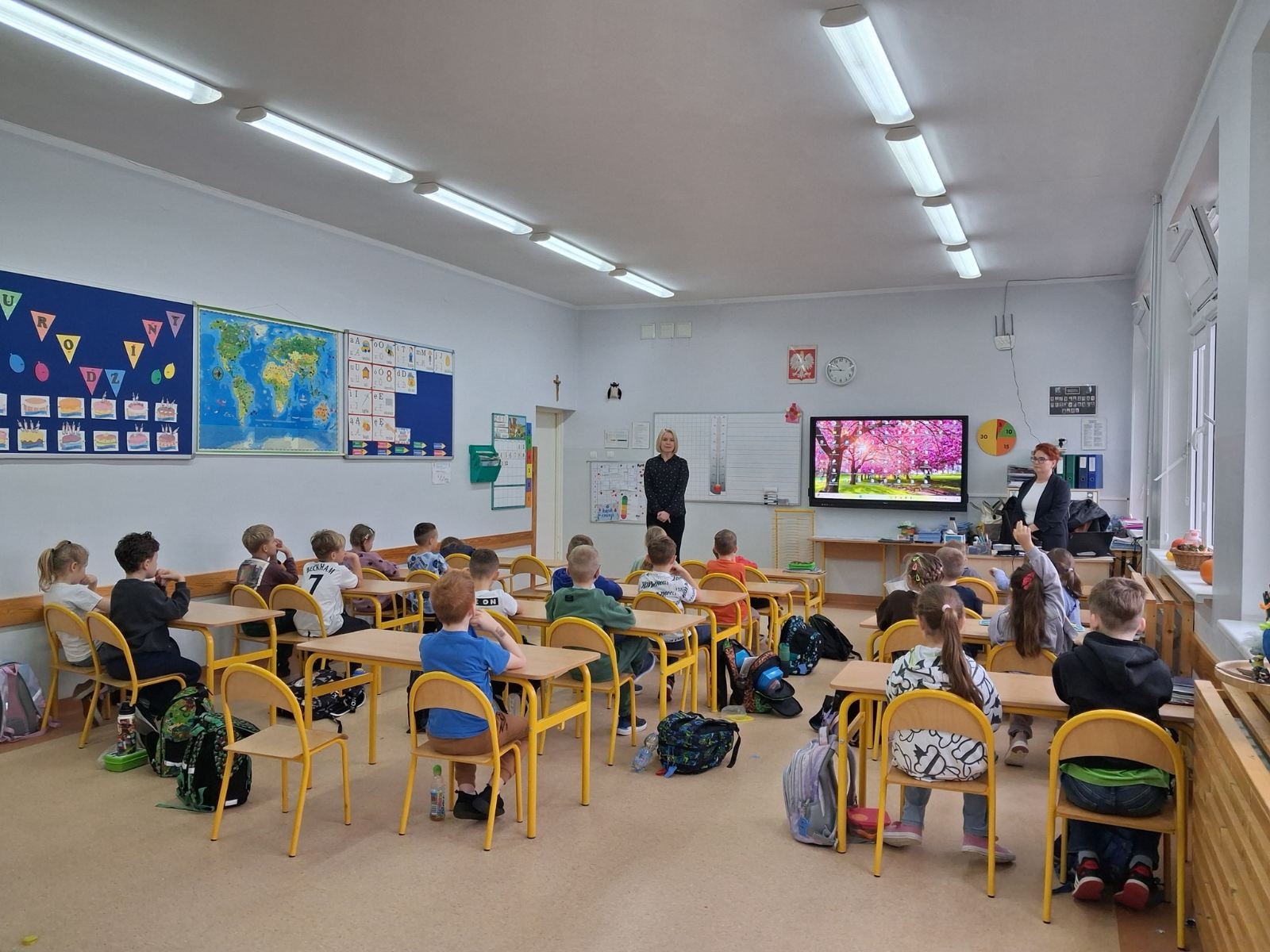 Dzieci z pracownicami Banku