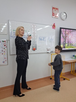 Dzieci z pracownicami Banku