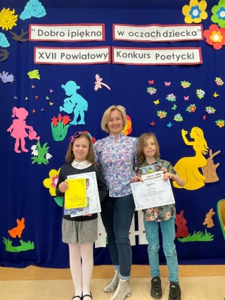 Pani Cichocka ze swoimi nagrodzonymi uczennicami