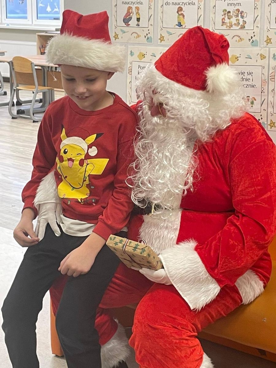Dzieci z Mikołajem