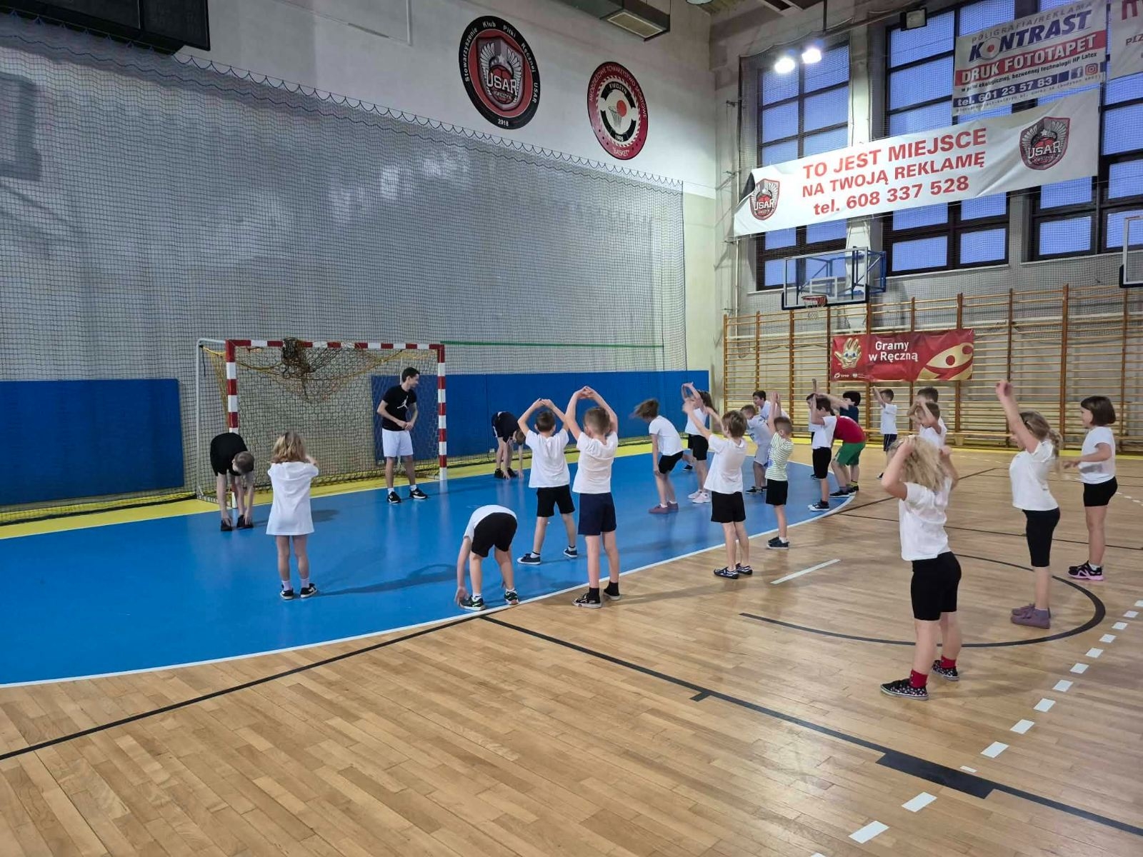 na boisku chłopcy z klas 7 i klasy 1b