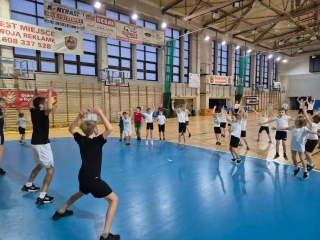 na boisku chłopcy z klas 7 i klasy 1b