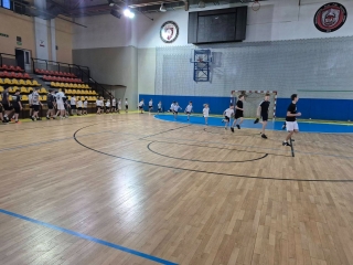 na boisku chłopcy z klas 7 i klasy 1b