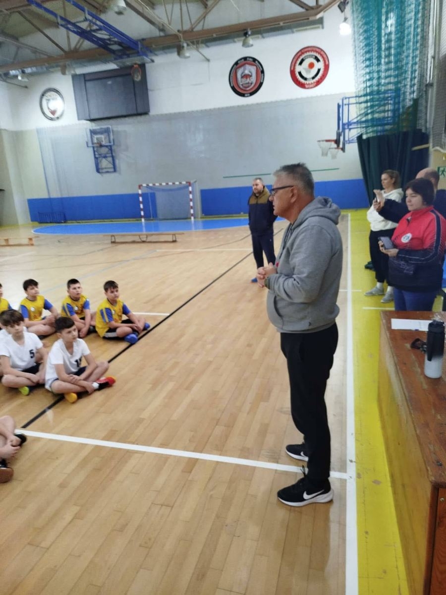 drużyny na płycie boiska