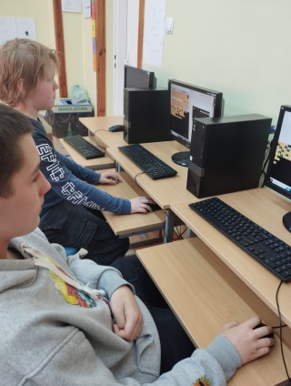 uczniowie podczas rozwiązywania zadań