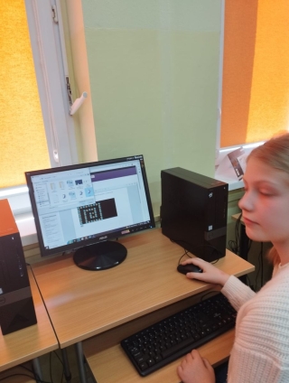 uczniowie podczas rozwiązywania zadań