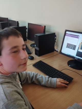 uczniowie podczas rozwiązywania zadań