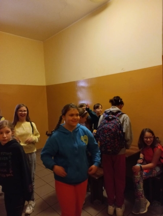 uczniowie 4b na komisariacie