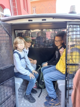 uczniowie w samochodzie policyjnym