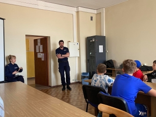 uczniowie 5b na komisariacie