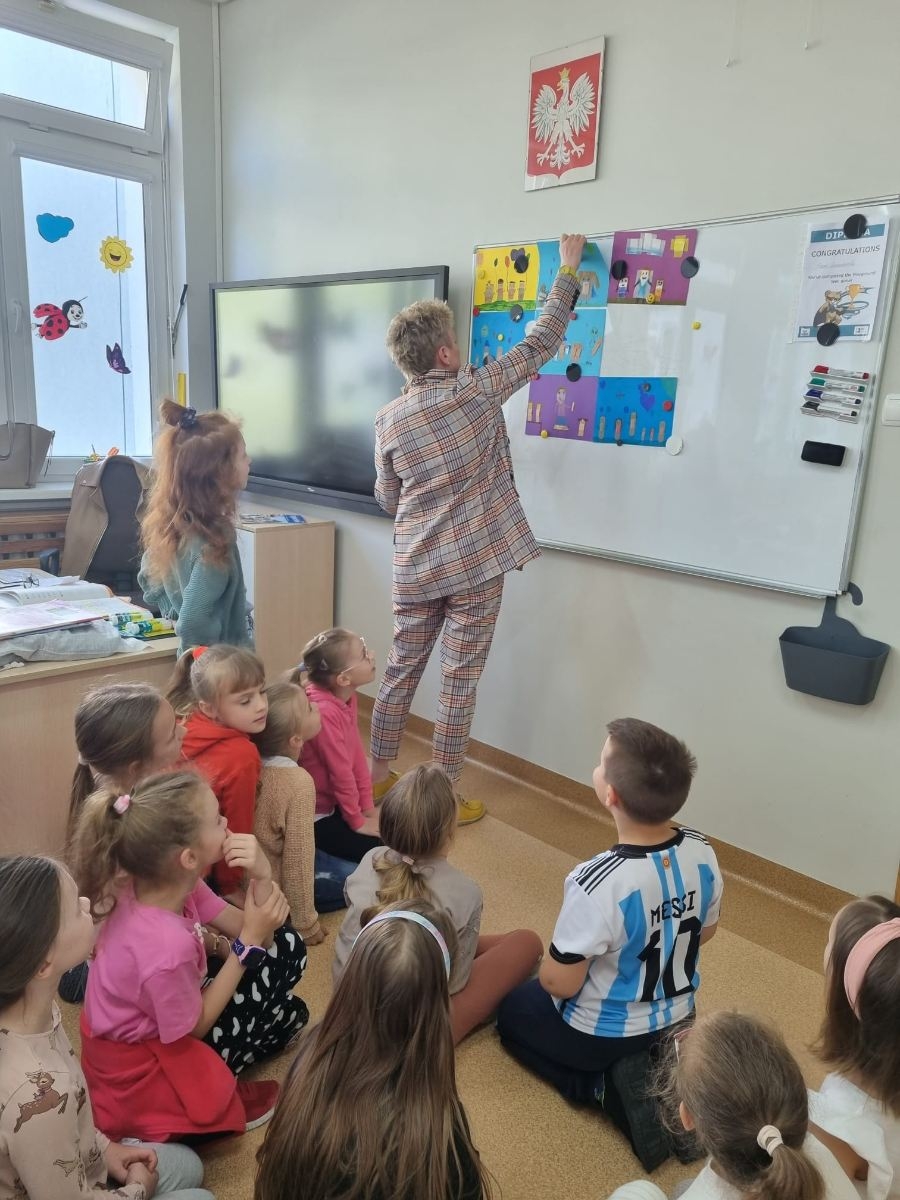 Pani pielęgniarka przekazuje informacje na planszach