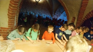 uczniowie podczas warsztatów ceramicznych