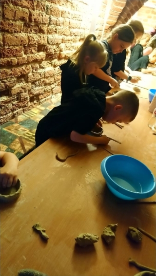 uczniowie podczas warsztatów ceramicznych