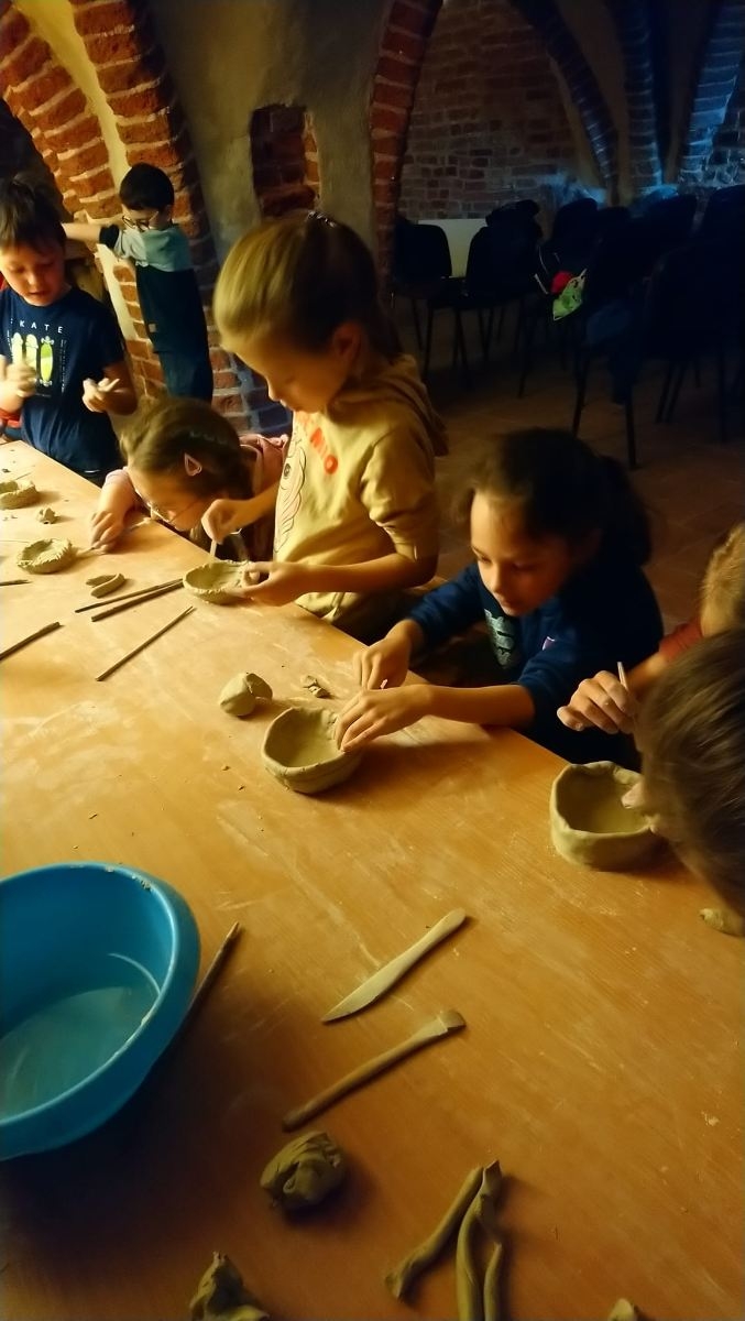 uczniowie podczas warsztatów ceramicznych