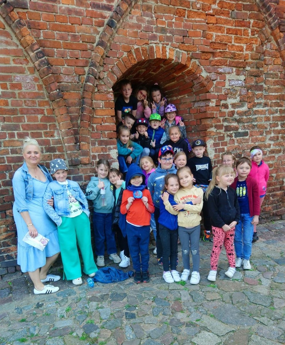 Uczniowie z klasy 1d przed zamkiem