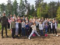 Uczniowie 3b i 3c sadzą las