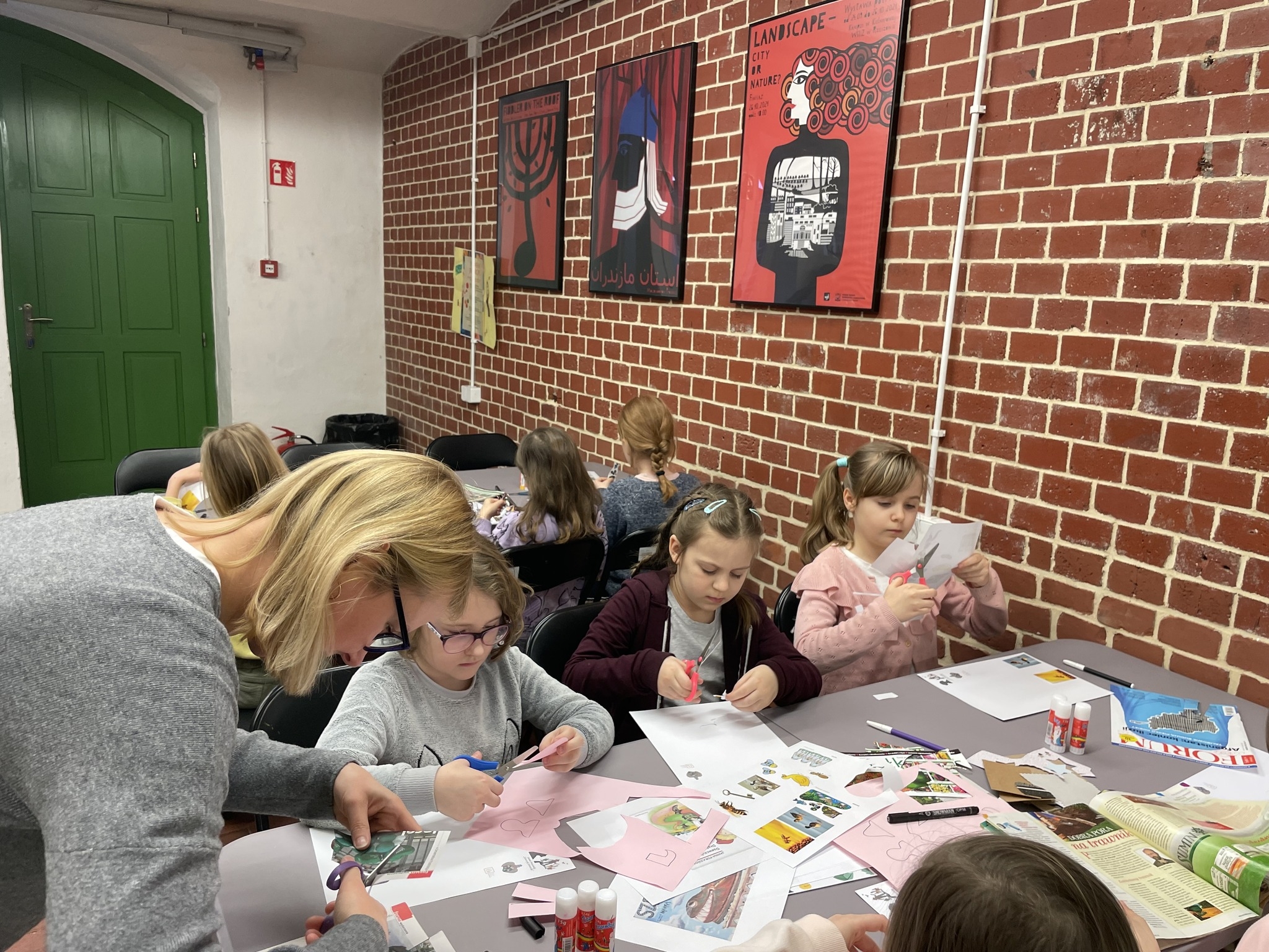 dzieci przygotowują prace