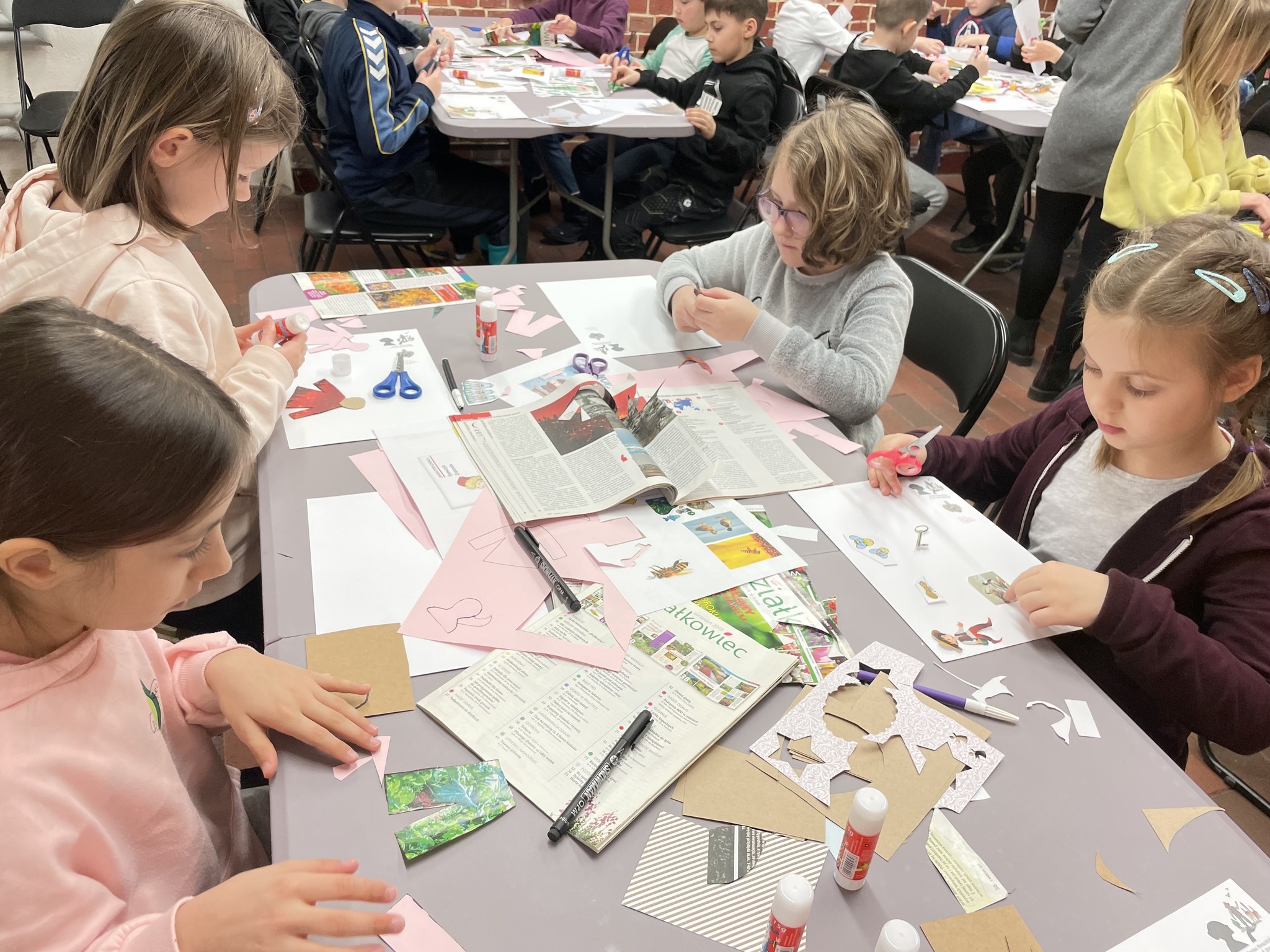 dzieci przygotowują prace