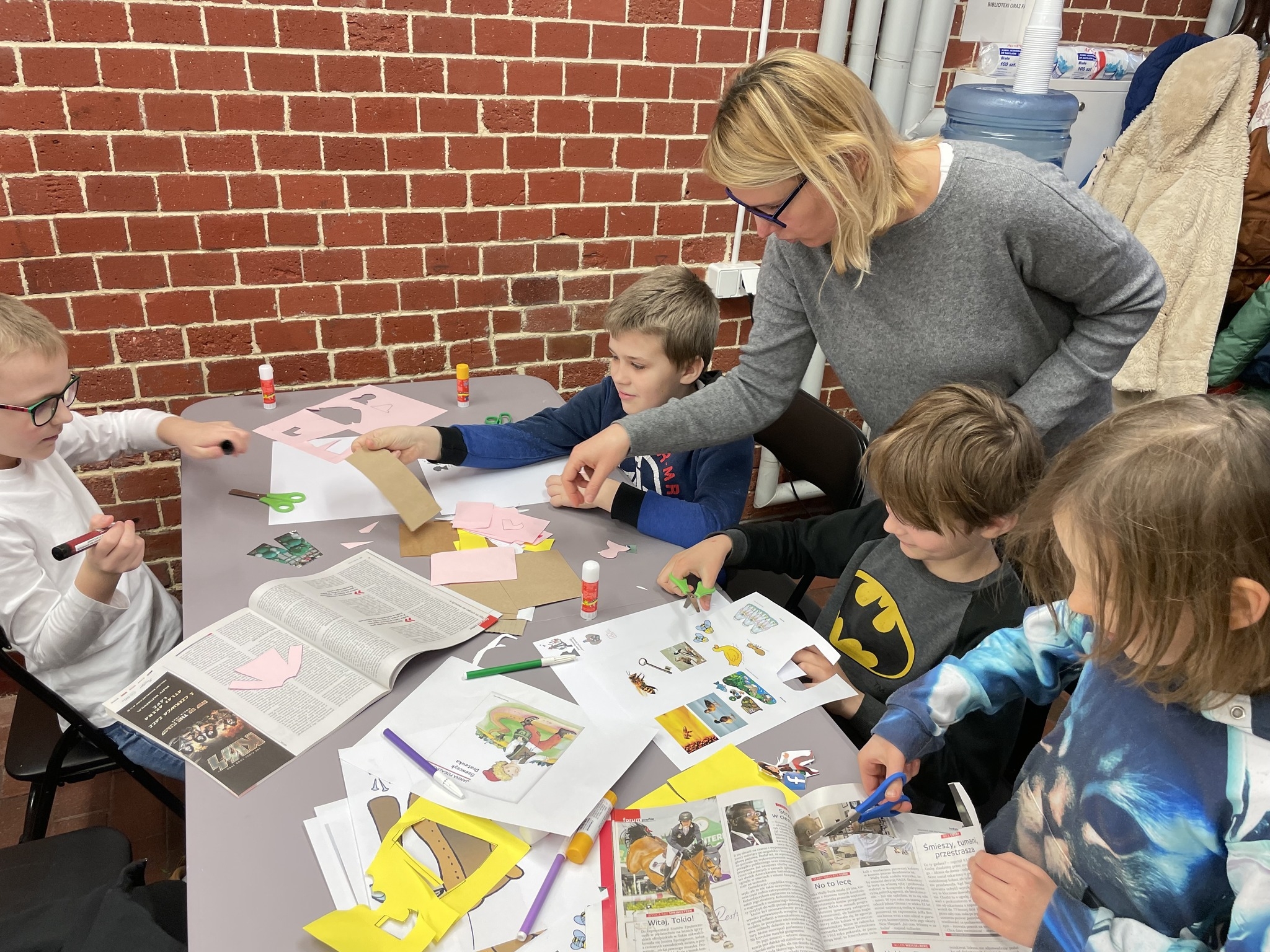 dzieci przygotowują prace