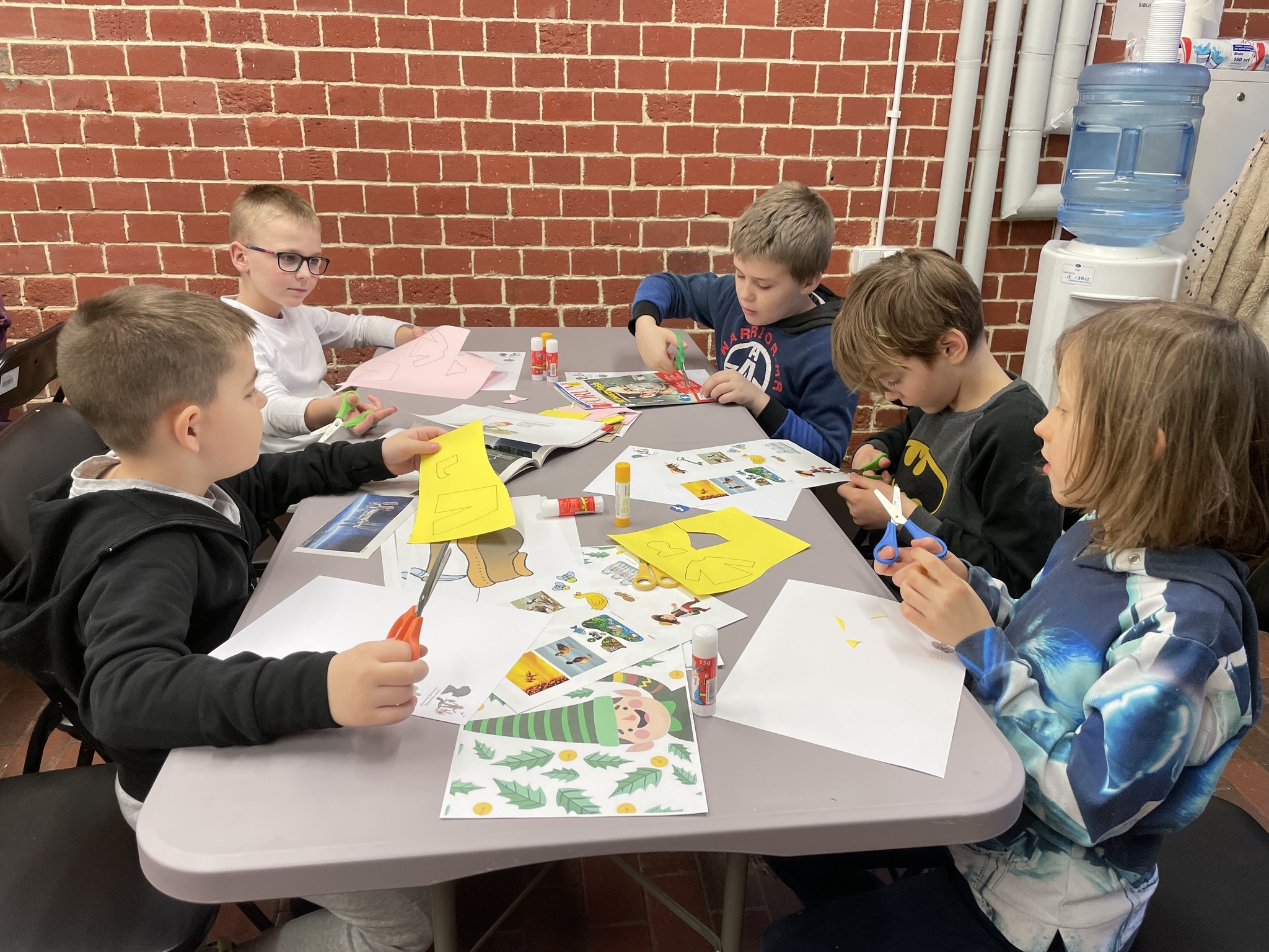 dzieci przygotowują prace