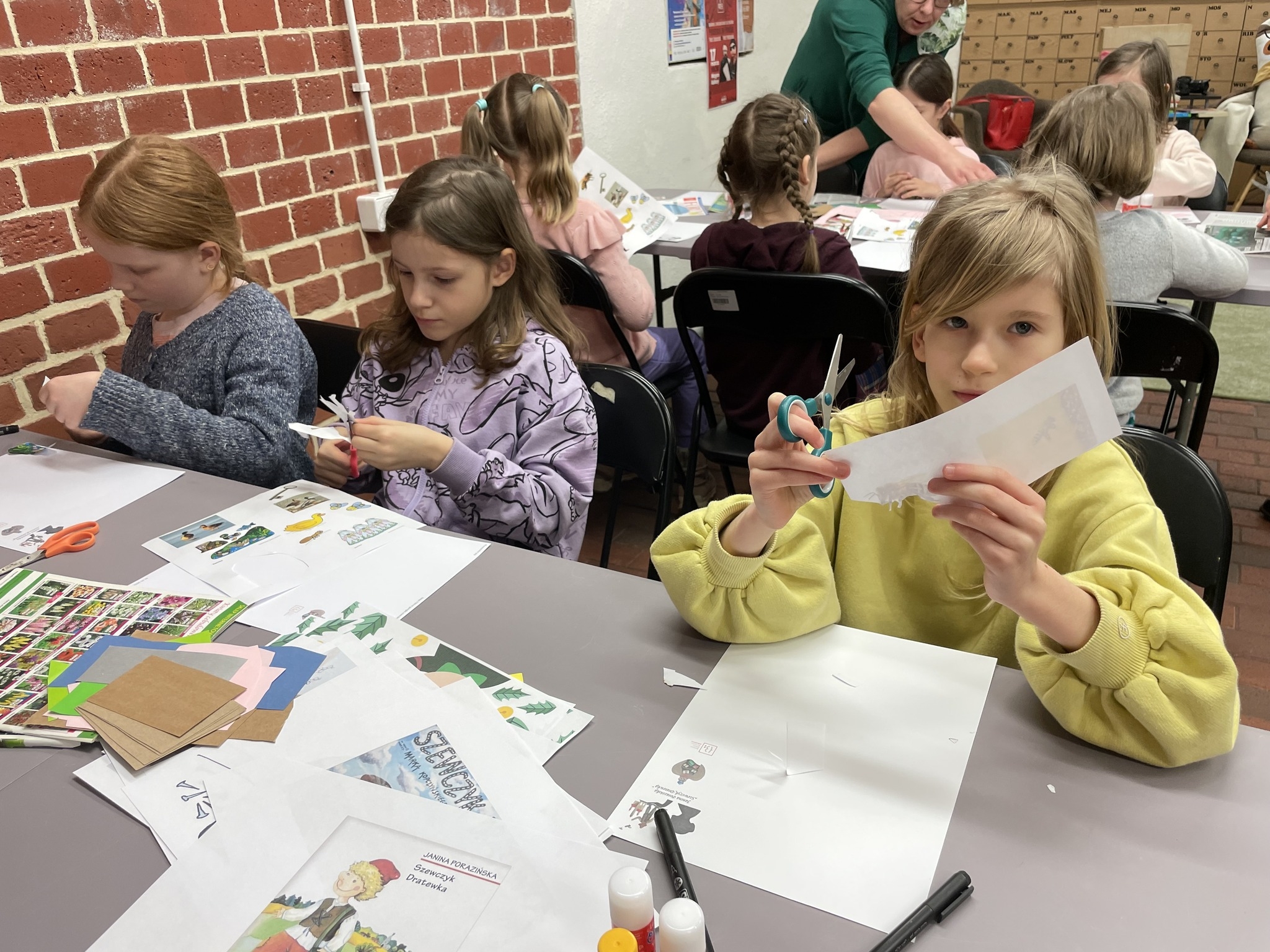 dzieci przygotowują prace
