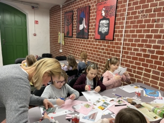 dzieci przygotowują prace