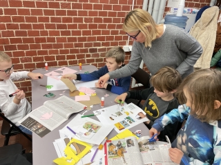 dzieci przygotowują prace