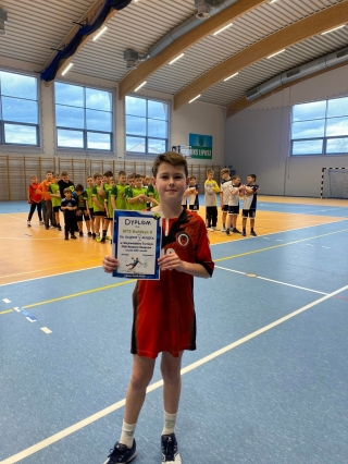 zawodnik prezentuje dyplom