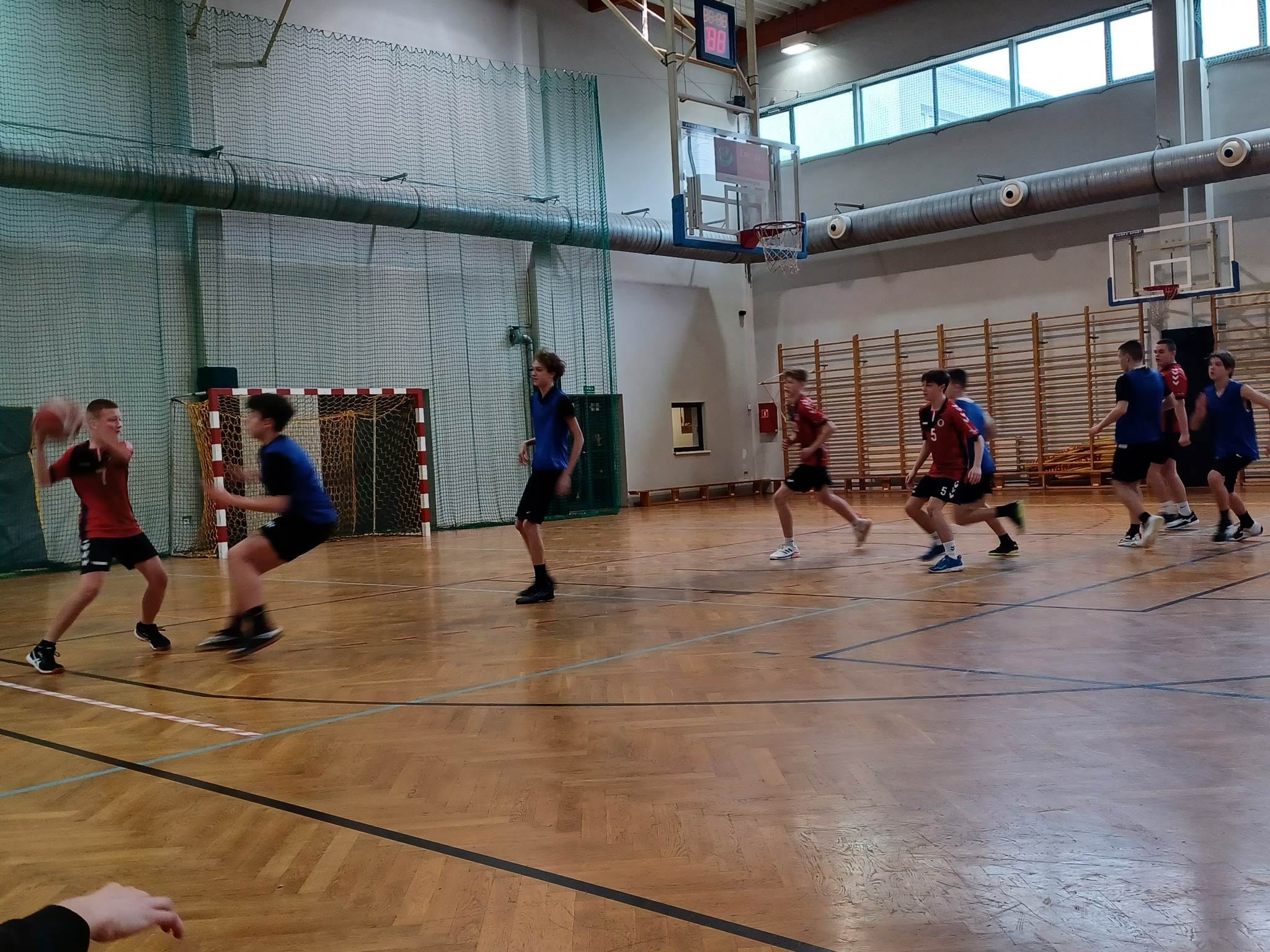 gra na boisku w koszykówkę