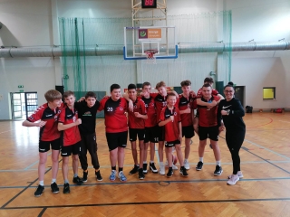 drużyna chłopców z trenerką