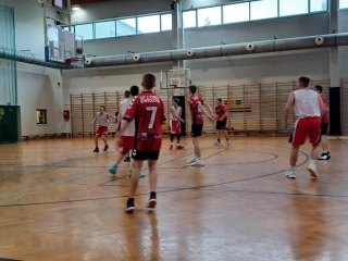 gra na boisku w koszykówkę