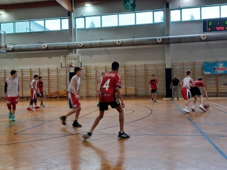 gra na boisku w koszykówkę