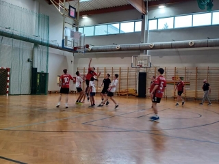 gra na boisku w koszykówkę