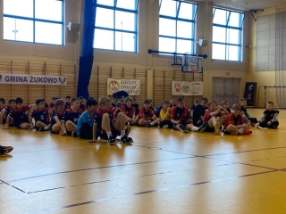 drużyny siedzą na platformie boiska