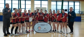 drużyna dziewcząt z trenerami