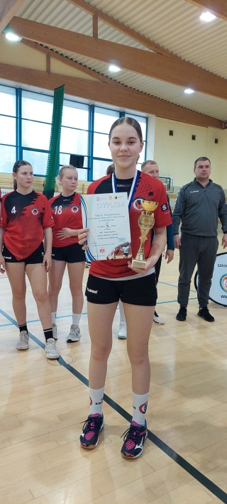 zawodniczka prezentuje dyplom i puchar