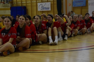 drużyna dziewcząt siedzi na boisku