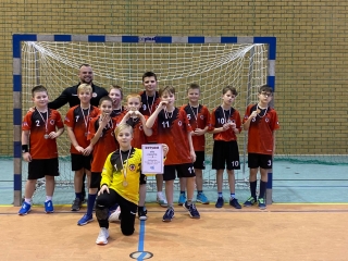 drużyna chłopców z 4a z trenerem