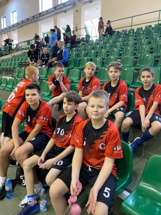 chłopcy na trybunach